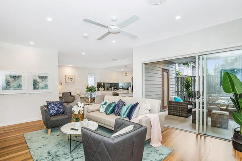 Park Avenue Townhouse Retreat Brisbane Sleeps 10 - Tourism Hervey Bay 0