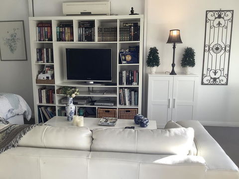 Petite Provence Cottage - Hervey Bay Accommodation 0