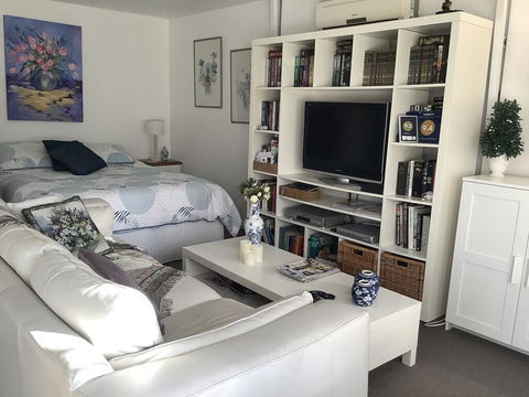 Petite Provence Cottage - Hervey Bay Accommodation 1