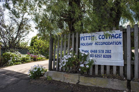 Pettit Cottage - Hervey Bay Accommodation 1