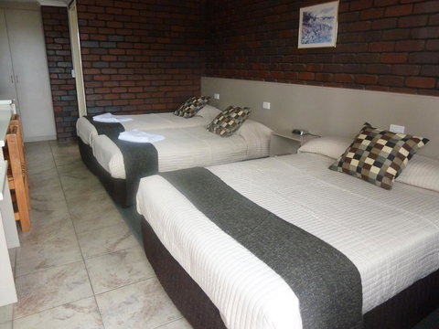 Pioneer Lodge Motel - Tourism Hervey Bay 0