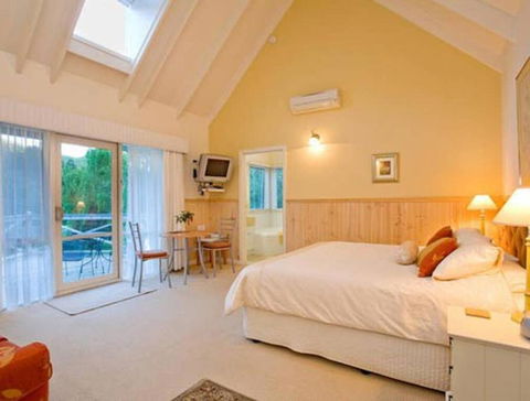 PLUM TREE STUDIO - Couples Lakeside Spa Retreat - Tourism Hervey Bay 0