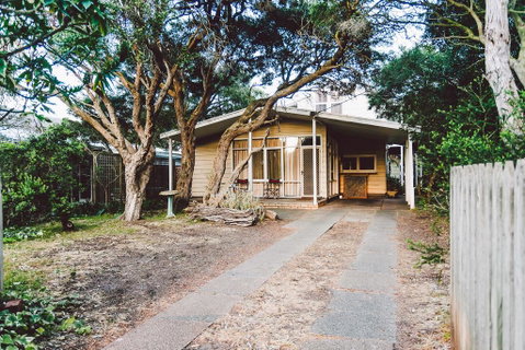 Point Lonsdale Beach House - Hervey Bay Accommodation 0