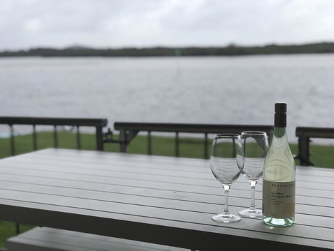 Quiet River Front Escape Walk To Ocean Street & Shops - Hervey Bay Accommodation 3