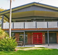 Red Door Beach House - Marcoola Beach - PET FRIENDLY FOXTEL WIFI 500 BOND Linen Supplied - Tourism Hervey Bay