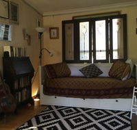 Redhaus Artist Cottage - Hervey Bay Accommodation