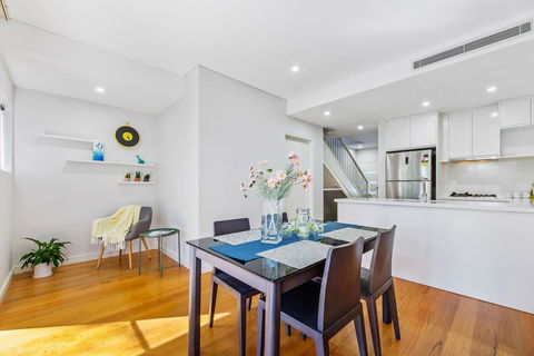 Relax In A Spacious & Modern Townhouse In Asquith - Hervey Bay Accommodation 2