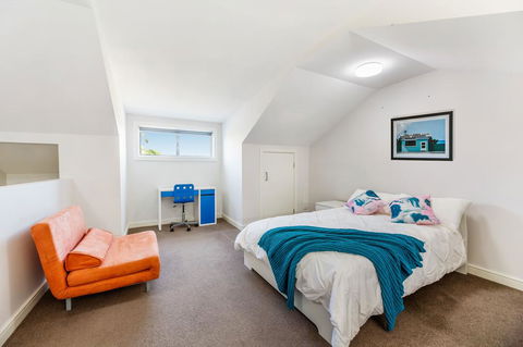 Relax In A Spacious & Modern Townhouse In Asquith - Hervey Bay Accommodation 3