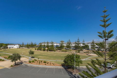 RESORT & SPA 2306/07 OCEAN GLIMPSES - Hervey Bay Accommodation 3