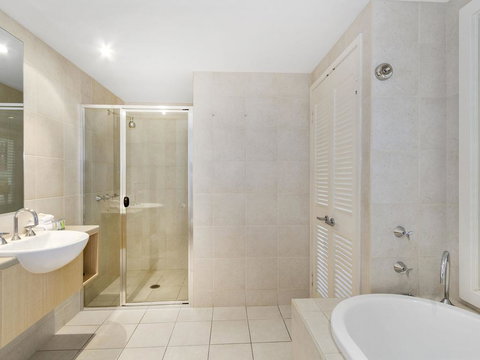 RESORT ON THE BEACH 6310 - TOP FLOOR - Hervey Bay Accommodation 2