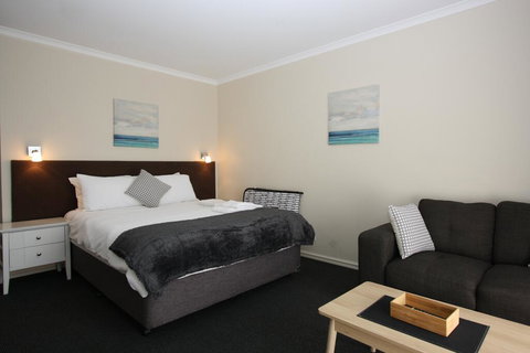 Resort Serviced Apartments - Mandurah - Hervey Bay Accommodation 2