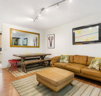 Retro Styled 3 Bedroom Apartment with Tree Views - Hervey Bay Accommodation