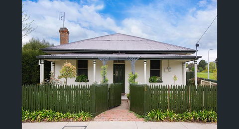 Roalies Farm House - Tourism Hervey Bay 0