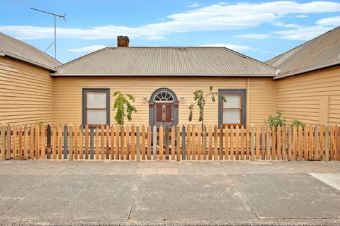 Robinson Cottage - Hervey Bay Accommodation 0