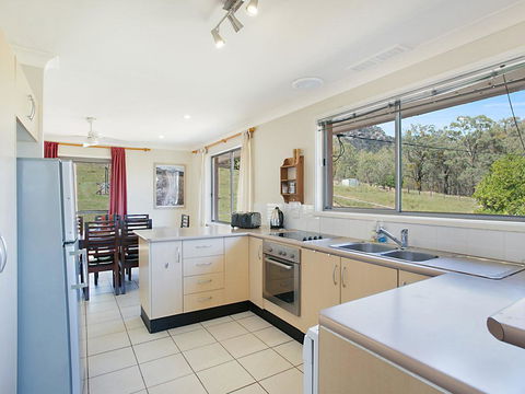 Rosamund House In Broke, 4br House In Walking Distance To Cellar Doors - Hervey Bay Accommodation 2