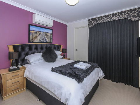 Rose Hotel Clarkson - Tourism Hervey Bay 3