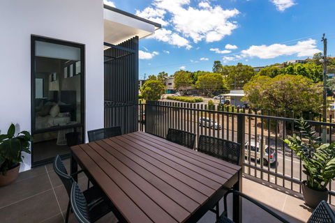 Round About Bulimba - Executive 3BR Bulimba Apartment Near Oxford St Shops And Restaurants - Hervey Bay Accommodation 3