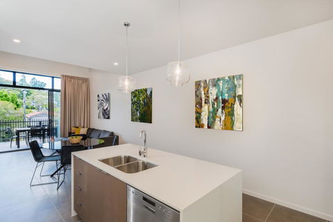 Round About Bulimba - Executive 3BR Bulimba Apartment Near Oxford St Shops And Restaurants - Hervey Bay Accommodation 2