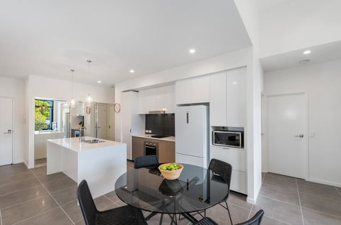 Round About Bulimba - Executive 3BR Bulimba Apartment Near Oxford St Shops And Restaurants - Hervey Bay Accommodation 0