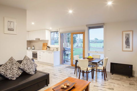 Sandy Point Hideaway - Hervey Bay Accommodation 0