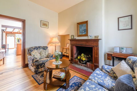 Sargeants & Armoury Cottages 1823 - Hervey Bay Accommodation 2