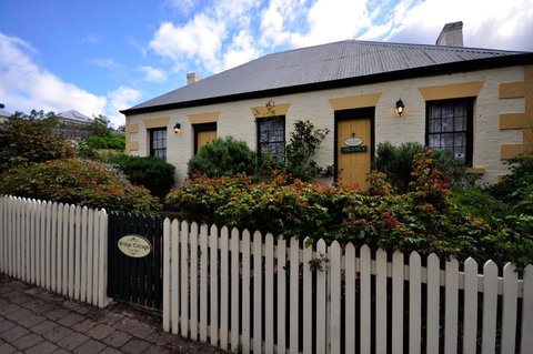Sargeants & Armoury Cottages 1823 - Hervey Bay Accommodation 1