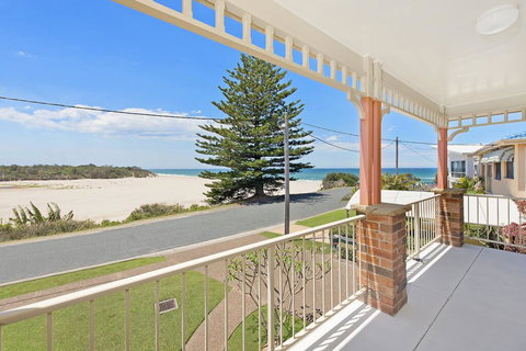 SEASCAPE - An Enticing Lakeside Escape - Tourism Hervey Bay 0