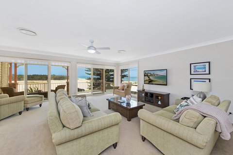 SEASCAPE - An Enticing Lakeside Escape - Tourism Hervey Bay 1