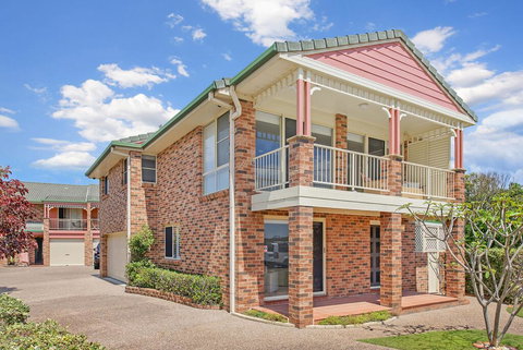 SEASCAPE - An Enticing Lakeside Escape - Tourism Hervey Bay 3