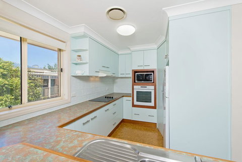 SEASCAPE - An Enticing Lakeside Escape - Tourism Hervey Bay 2