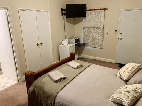 Settlers Hotel York - Hervey Bay Accommodation 2