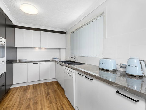 Shoreline Six With Ocean Views To See The Whales - Hervey Bay Accommodation 2