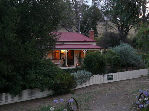 Sinnamons Cottage - Hervey Bay Accommodation 0