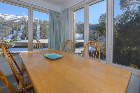 Snowman 8 - Hervey Bay Accommodation 1
