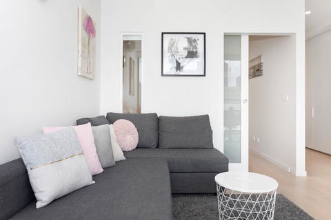 South Yarra City View Apartment With Car Park, Amazon Alexa, Spotify, Netflix, And WiFi - Hervey Bay Accommodation 3
