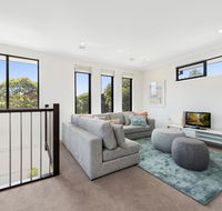 Spacious 4-Bed House with Parking and Backyard - Hervey Bay Accommodation
