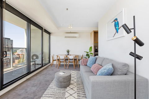 Spacious And Sunny Modern Apartment With City View - Hervey Bay Accommodation 1