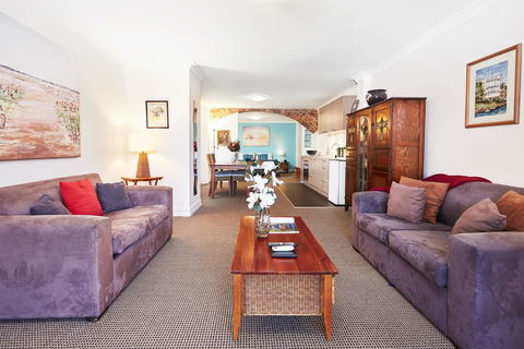 Spacious Studio With Courtyard And Extra Beds - Hervey Bay Accommodation 1