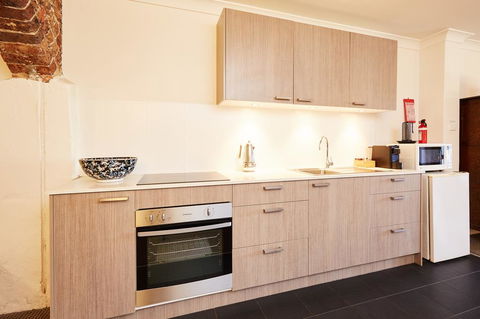 Spacious Studio With Courtyard And Extra Beds - Hervey Bay Accommodation 3