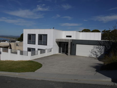 Spectacular Holiday Living - Tourism Hervey Bay 0
