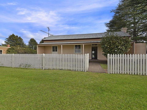 Station Masters Cottage - Classic Quaint & Nostalgia - Hervey Bay Accommodation 0
