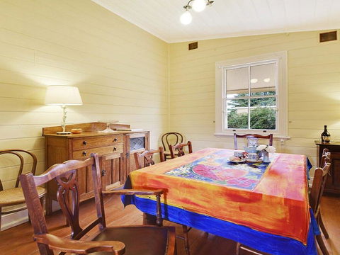 Station Masters Cottage - Classic Quaint & Nostalgia - Hervey Bay Accommodation 3