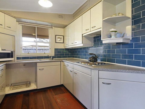 Station Masters Cottage - Classic Quaint & Nostalgia - Hervey Bay Accommodation 1