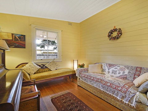 Station Masters Cottage - Classic Quaint & Nostalgia - Hervey Bay Accommodation 2