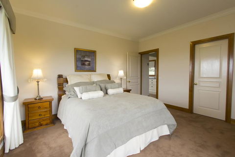 Stay Bathurst - Tourism Hervey Bay 0