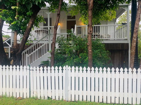 Stranded In Oz Stay In Relaxing Environment, FREE WIFI, NETFLIX, POOL, AIR CON - Tourism Hervey Bay 0