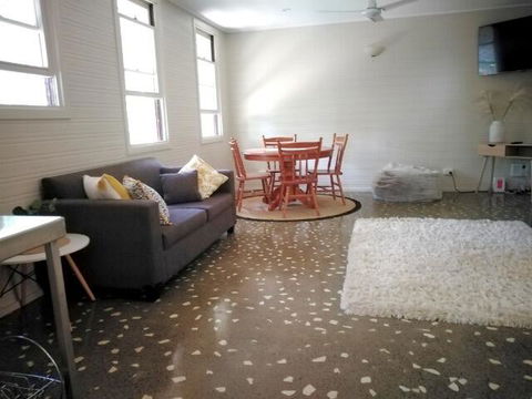 Stranded? Nowhere To Stay? Sanitised Apartment, Sleeps 4, Netflix, Wifi, Pool - Tourism Hervey Bay 0