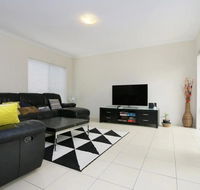 Stunning Home Near Scarborough Beach Sleeps 11 - Hervey Bay Accommodation
