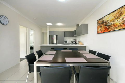 Stunning Home Near Scarborough Beach Sleeps 11 - Hervey Bay Accommodation 2
