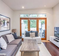 Stunning Townhouse- Quiet Street Close to CBD - Hervey Bay Accommodation